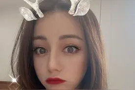 迪丽热巴绿洲晒自拍庆7000万粉丝 甜笑比七笑容满满图片