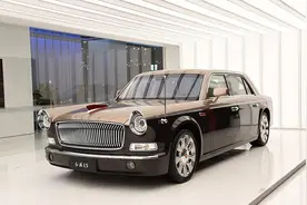 上海拍卖一辆二手红旗L5，引来上万人围观，比劳斯莱斯还有场面图片