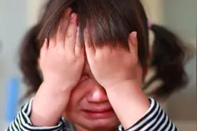 低俗且无知的"中国式逗娃"也许能毁掉一个家，千万不要这样做图片