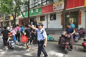 特殊陪考：儿子场内中考 民警父亲场外执勤图片