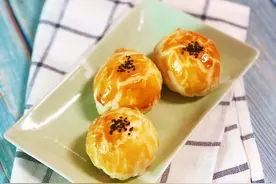 网红食品【蛋黄酥】的做法+配方，咸甜香酥，这口感太好吃了图片
