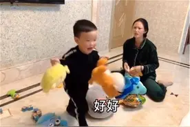 “精分姑姑”的教育方式火了，演技虽浮夸，可孩子真的很受用图片