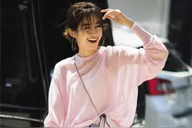 40+优雅姐姐们，透明上衣如此搭配，哪有40？太有韵味图片