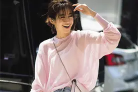 40+优雅姐姐们，透明上衣如此搭配，哪有40？太有韵味图片