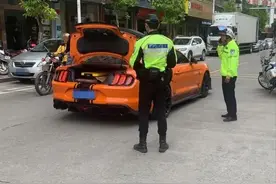 非法改装还“炸街”？警方一口气抓了这么多！图片