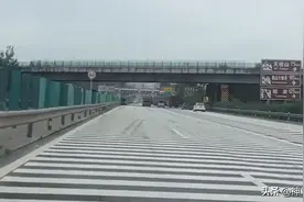 麻了！河北一高速出口设百米减速带如大型“搓衣板”图片