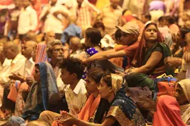 印度数千村民无视疫情互扔牛粪送祝福！现场粪便满天飞图片