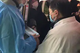 湖北 | 司机高速上突发心脏病 收费员及时施救助脱险图片