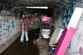 千人蜗居地下道，一天仅用3美元，繁华赌城地下的“鼹鼠人生”图片
