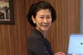 与李嘉诚相恋27年！周凯旋分得千亿资产，生活节俭买百元T恤图片