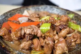 热门网红菜石锅鸡肉做法，鸡肉这样做比黄焖鸡还好吃，美味可口图片