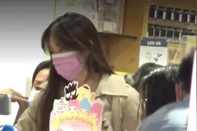 吴佩慈罕见带娃逛街，她身材暴瘦排骨胸抢镜，一对儿女圆脸都像爸图片