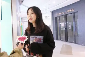 情侣出去旅游女生说开两间房是真的吗？看妹子的反应我就懂了视频封面