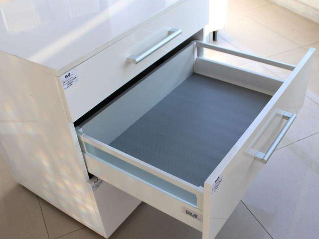 比起3节轨,抽屉还是装这种骑马抽滑轨好,抽拉顺畅,坏了也好修