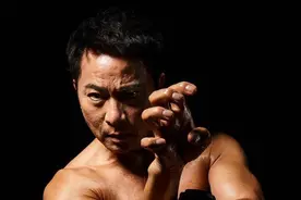 戚冠军：黄飞鸿嫡传弟子，曾被周星驰邀请出演功夫，71岁满身肌肉图片