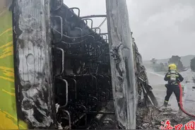 海南西线高速乐东段发生中巴车侧翻起火事故 多名乘客受伤图片
