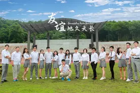 28个男生和班里唯一女生拍毕业照，女生穿婚纱引热议，合适吗？图片