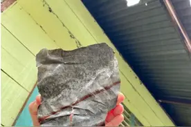 一声巨响！天降黑色石头砸破房顶，屋主转手卖出1200多万！图片