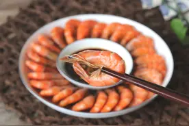 虾头里是精华还是“屎”，能不能吃？听完老厨子的讲解，涨知识了图片