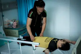 2岁时男孩坐板凳不慎摔进ICU，婆婆怒极拿鞋抽儿媳，宝妈崩溃大哭图片