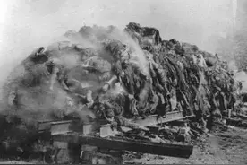 历史老照片：德国纳粹杀死的人堆积成山，纳粹首领希特勒一脸严肃图片