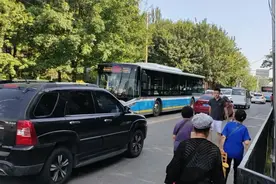 调查 | 这段路没步道没标线，市民直呼太窄了图片