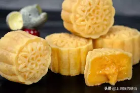 喜欢吃月饼的收藏了，教你奶黄流心月饼，健康无添加，比买的好图片