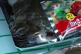 超市食物被偷吃了，还以为是有老鼠，查看监控后大家都笑了图片