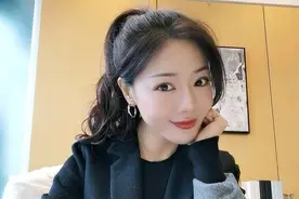 “小姨妈”邓家佳真会穿！黑色大衣配格纹连衣裙端庄优雅，太美了图片