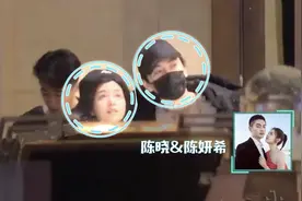 陈晓夫妇与好友聚餐，陈妍希挽老公手臂，被陈晓搂肩同行超甜蜜图片