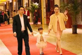 幼儿园毕业典礼，家长带孩子盛装出席，网友：这么隆重？图片