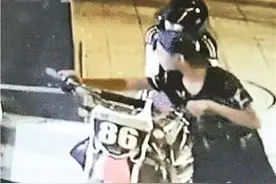 两蠢贼凌晨偷盗摩托车，打不开车锁一路推着走 留下划痕被警察逮住图片