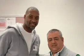 42岁麦迪身价过亿，退役后胡子发白身材发福，结婚7年育有4子图片