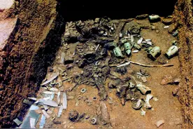 从三星堆出土时，碎成2479块，为修复这件文物花了整整10年图片