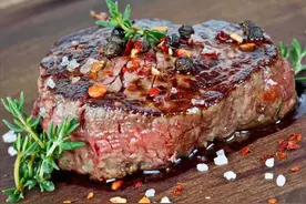 买牛排有诀窍，记住这一点，一眼就能看出哪些是“拼接”肉的图片