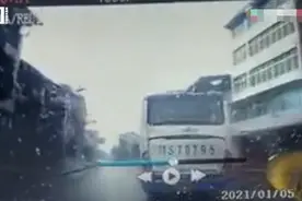 四川达州一载客大客车曲线行驶逼停后车，客运公司：驾驶员停班接受调查图片