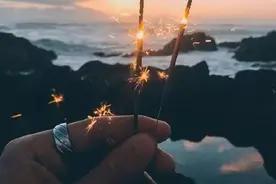 其实，当你一个人熬过了所有的苦，也就没有那么想和谁在一起了图片