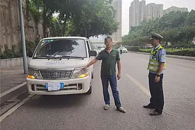 自作聪明！送水哥用纸遮挡号牌防抓拍 离开时却忘记取走纸…图片