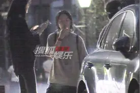 王菲大女儿与好友街边抽烟，手夹香烟动作超熟练，穿短裤秀大长腿图片