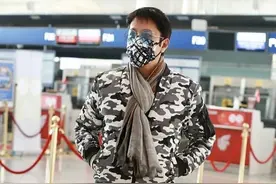 55岁蔡国庆像潮男，迷彩夹克+牛仔裤太减龄了，配撞色鞋子真抢镜图片