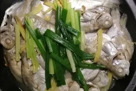 开渔了，来一锅潮汕特色的小杂鱼煲，这样做鲜味十足，汤也不放过图片