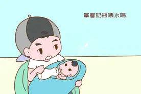 家人围坐吃饭，小男孩突然抱走妈妈怀里的妹妹，说的话让人泪目图片