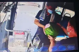 公交车上的感人瞬间——瓜农给车长送西瓜背后的故事令人感动图片