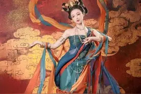 萨顶顶卸浓妆堪称“整容”，神婆秒变“少女”，弘扬传统文化图片