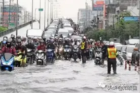 泰国挺住！“恐怖看海模式”来袭！清迈省长都开“挖掘机”抗洪了图片