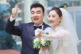 何雯娜婚礼现场冷清，女儿当花童成全场焦点！对比梁超前妻差距大图片