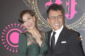 伍咏薇丈夫与女友人喝下午茶，全程避嫌保持距离，曾两度婚内出轨图片