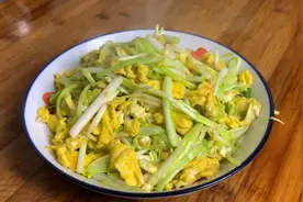 蒜黄炒鸡蛋，先炒鸡蛋还是先炒蒜黄？教你正确做法，鲜嫩不出水图片