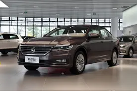 6AT自动挡省心，价格入门5L多油耗三厢合资家轿，带你看大众朗逸图片