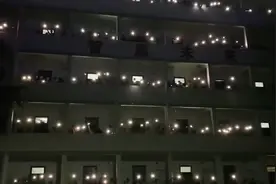 青春的模样！600余名毕业生围宿舍楼齐唱《后来》告别母校图片